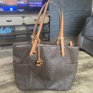 Excellent condition!! Michael Kors purse with multiple pockets and sections 🤎